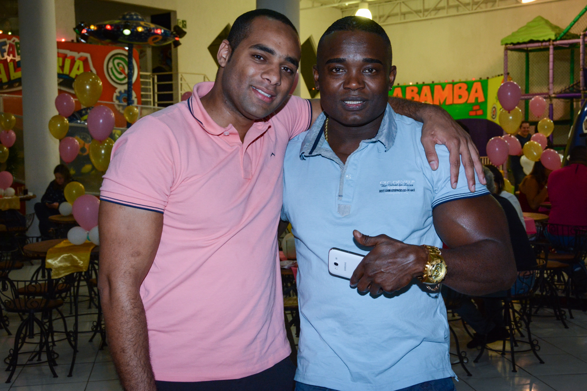 alegria na festa de aniversário no Buffet Fábrica da Alegria Unidade Morumbi,São Paulocomendo