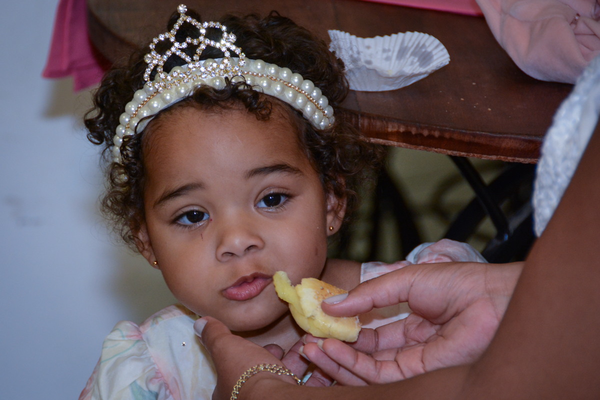 comendo salgadinho na festa de aniversário no Buffet Fábrica da Alegria Unidade Morumbi,São Paulo