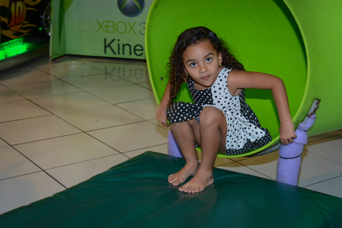 escorregando no escorregador no Buffet Fábrica da Alegria Unidade Morumbi,São Paulo