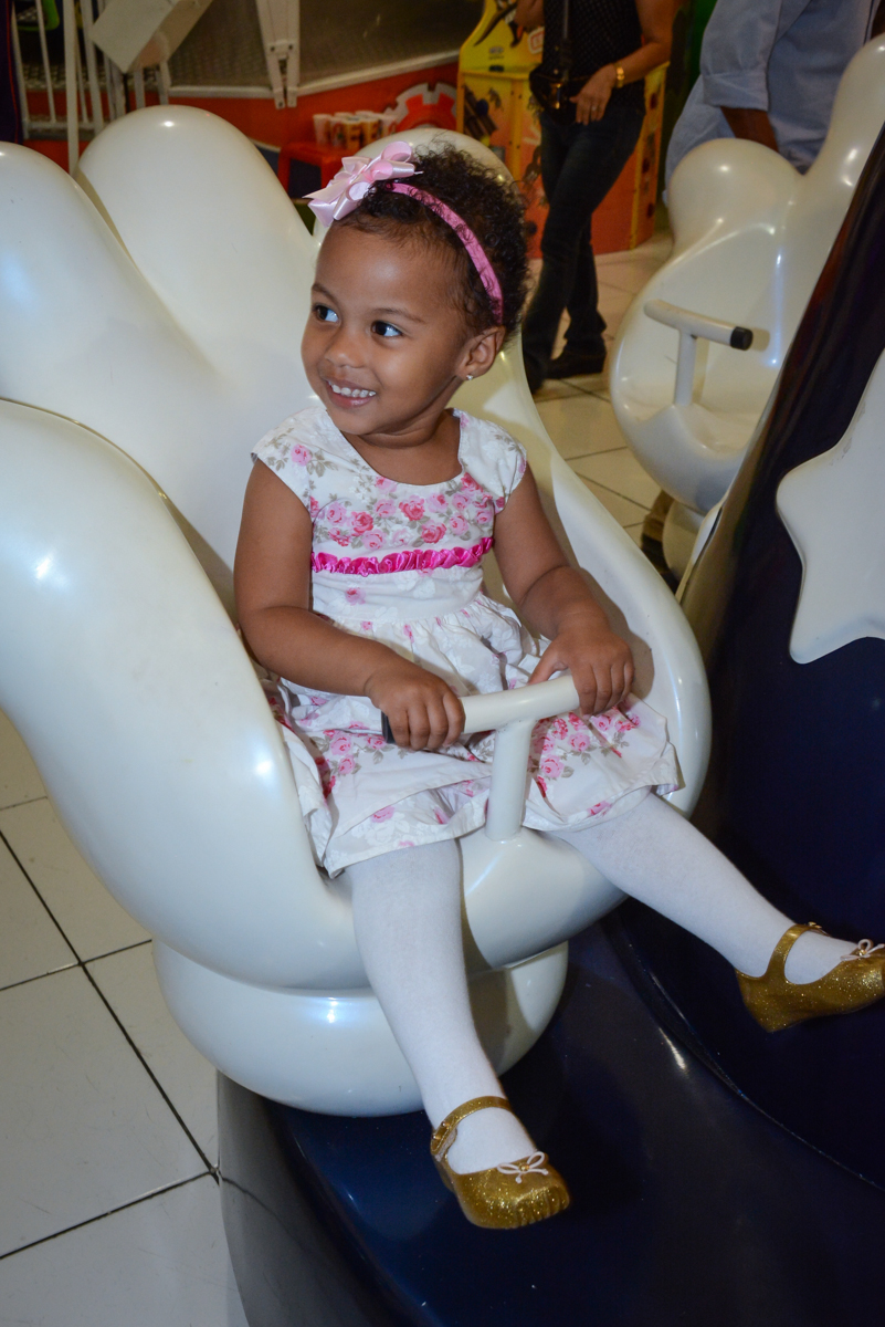 girando no carrossel no Buffet Fábrica da Alegria Unidade Morumbi,São Paulo