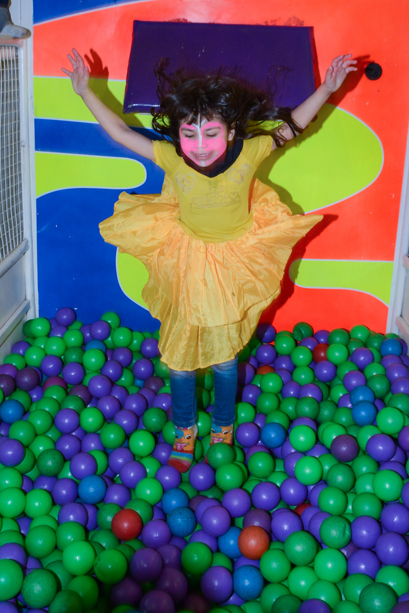 pulando na piscina de bolinha no Buffet Fábrica da Alegria Unidade Morumbi,São Paulo
