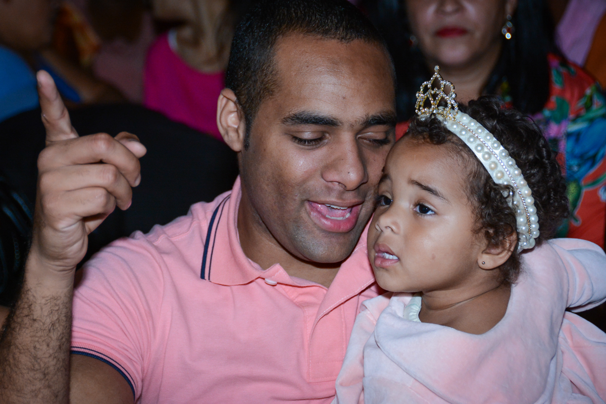 papai assiste a retrospeictiva com a aniversariante no Buffet Fábrica da Alegria Unidade Morumbi,São Paulo
