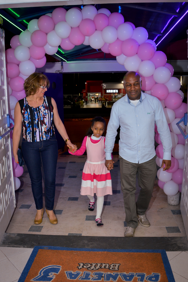 entrada da família no Planeta Buffet, São Paulo