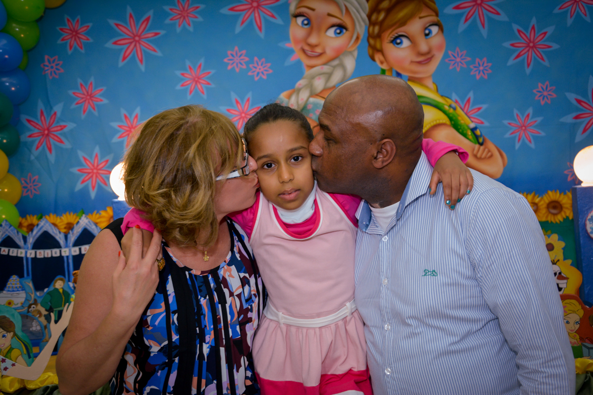 beijinho sanduiche na aniversariante no Planeta Buffet, São Paulo