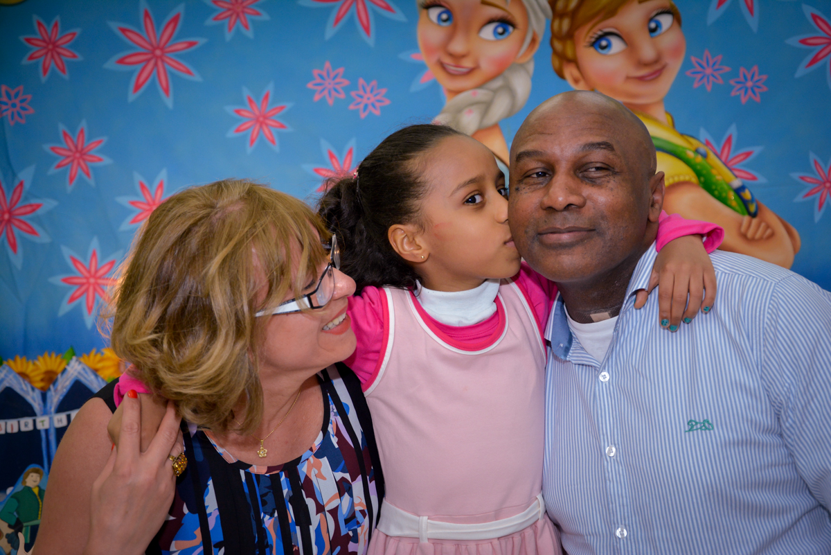 foto em frente a mesa frozen no Planeta Buffet, São Paulo