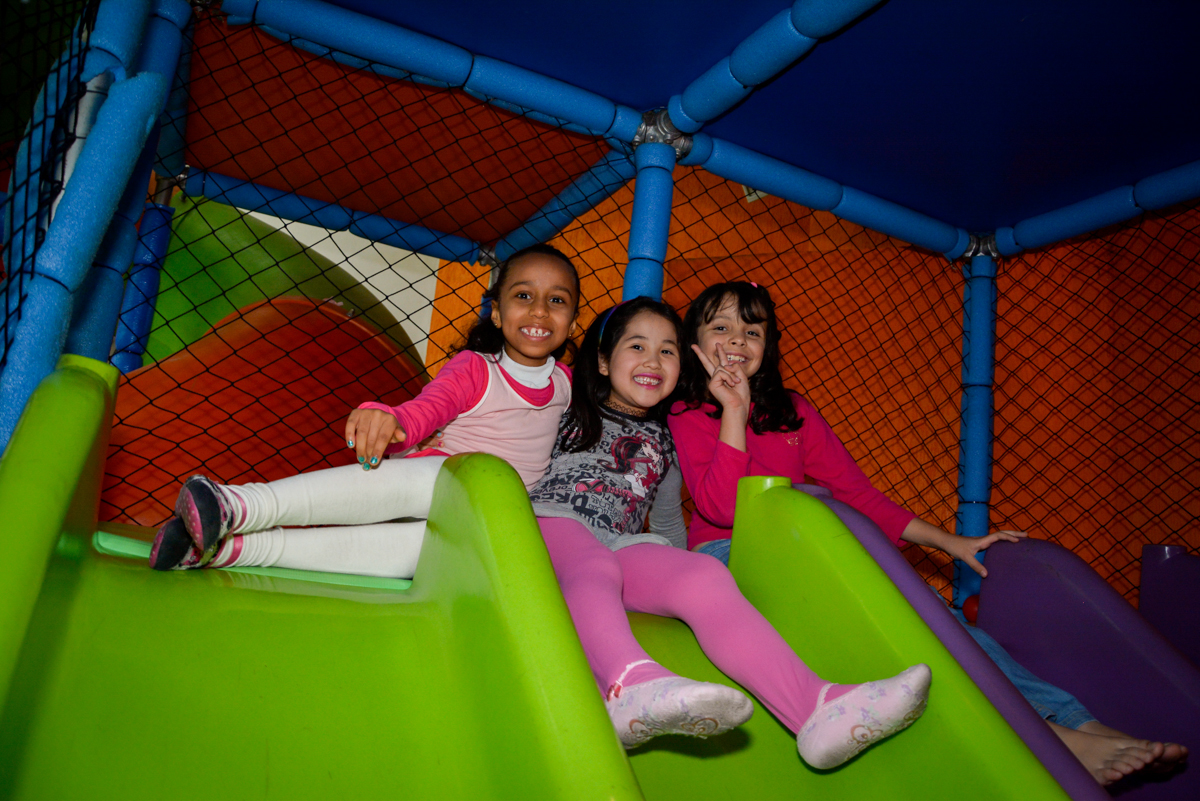 bagunça da aniversariante e as amiguinhas no escorregador no Planeta Buffet, São Paulo