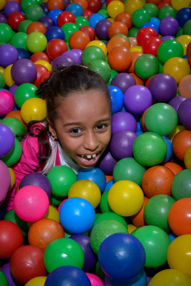aniversariante se divertindo na piscina de bolinha no Planeta Buffet, São Paulo