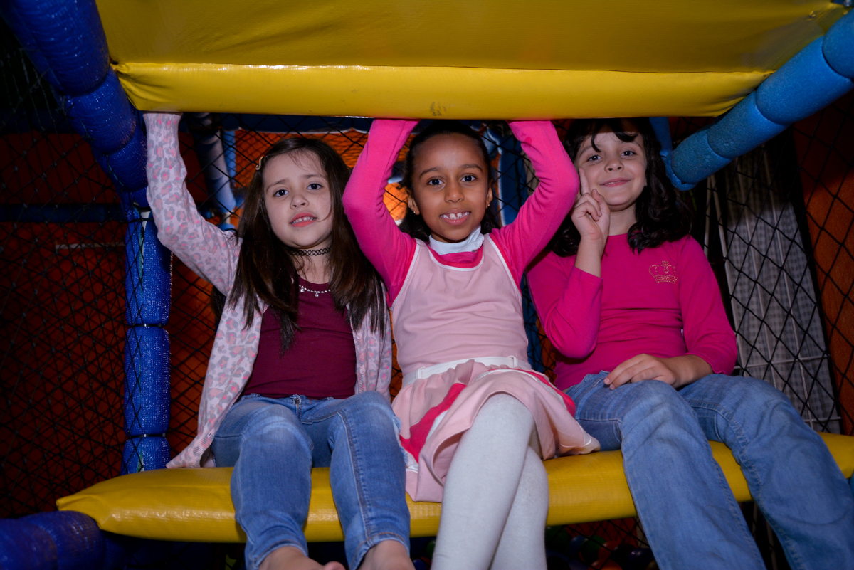 bagunça da aniversariante com as amigas no brinquedão no Planeta Buffet, São Paulo