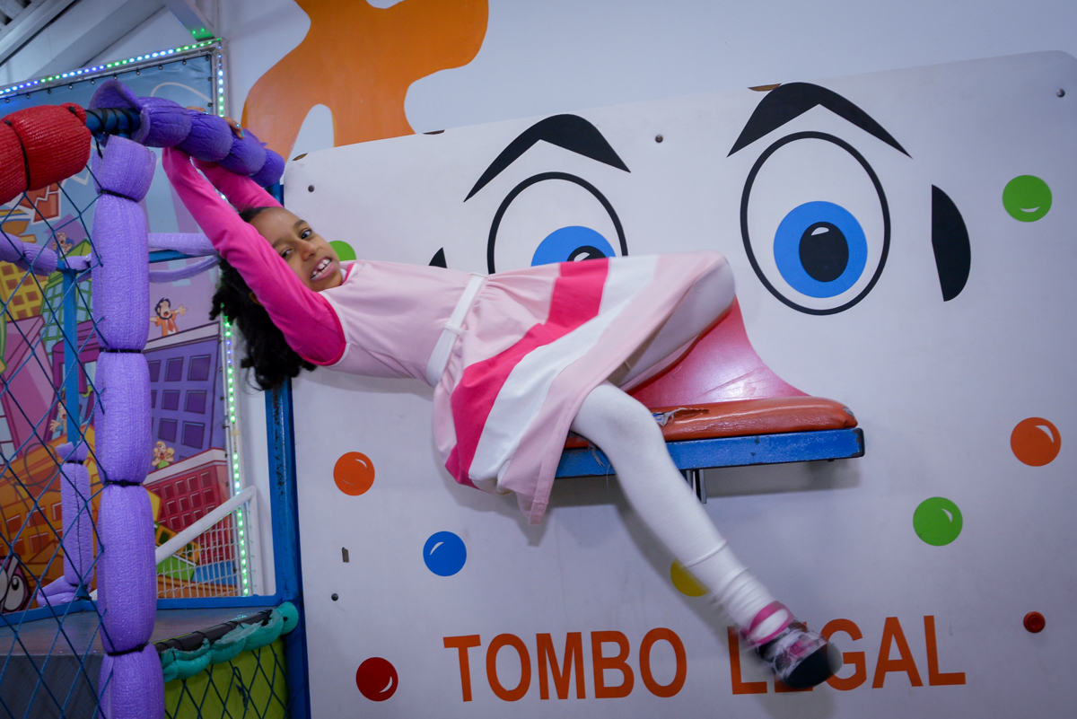 aniversariante brincando no tombo legal no Planeta Buffet, São Paulo