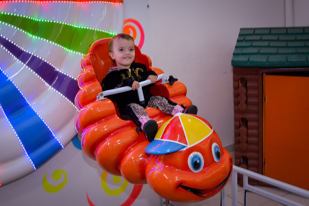 amiguinho no carrossel no Planeta Buffet, São Paulo