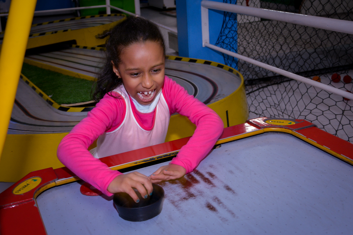 alegria ao fazer gol no jogo com disco no Planeta Buffet, São Paulo
