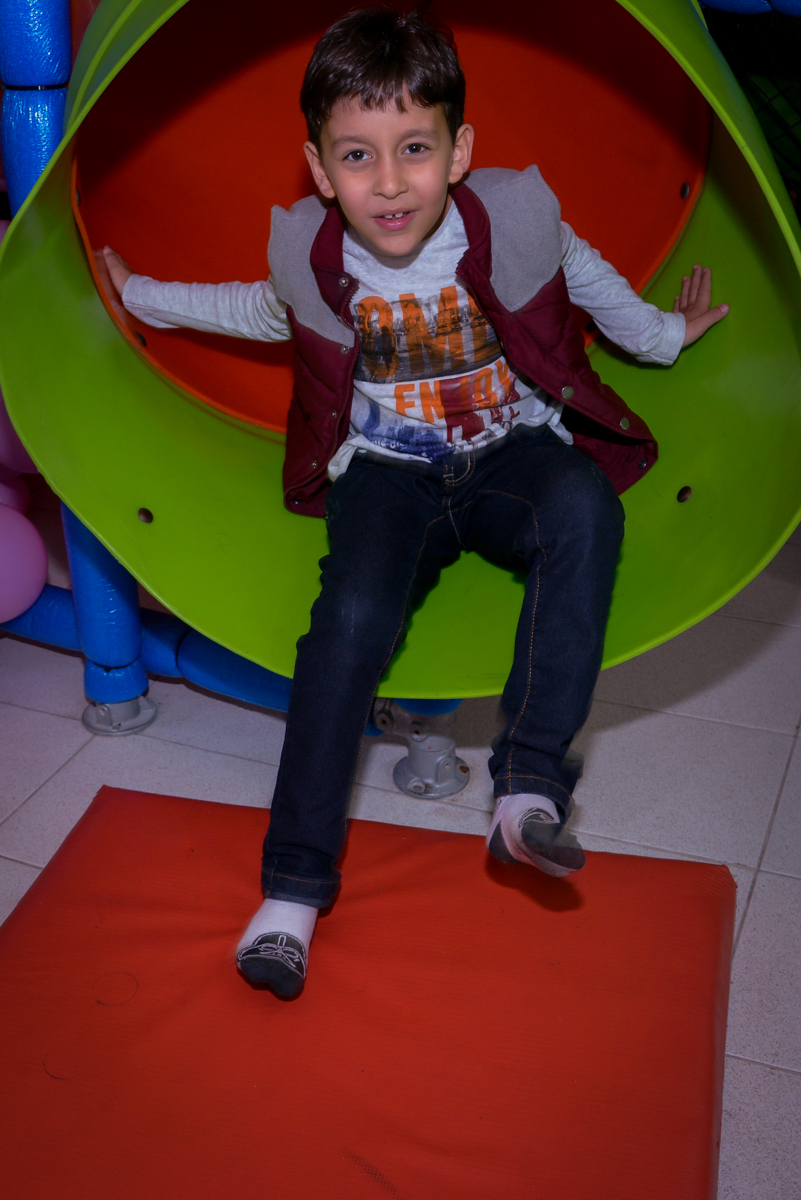 amigo se dirverte no escorregador no Planeta Buffet, São Paulo