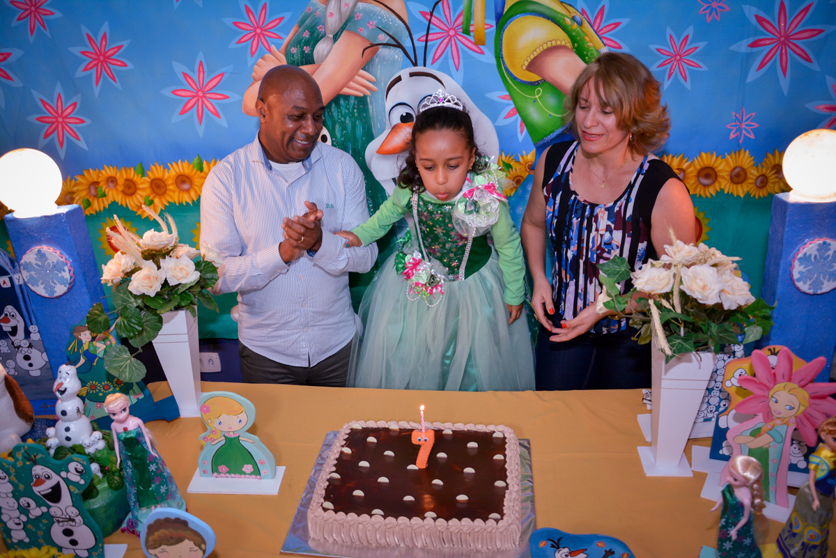 assoprando a velinha do bolo no Planeta Buffet, São Paulo