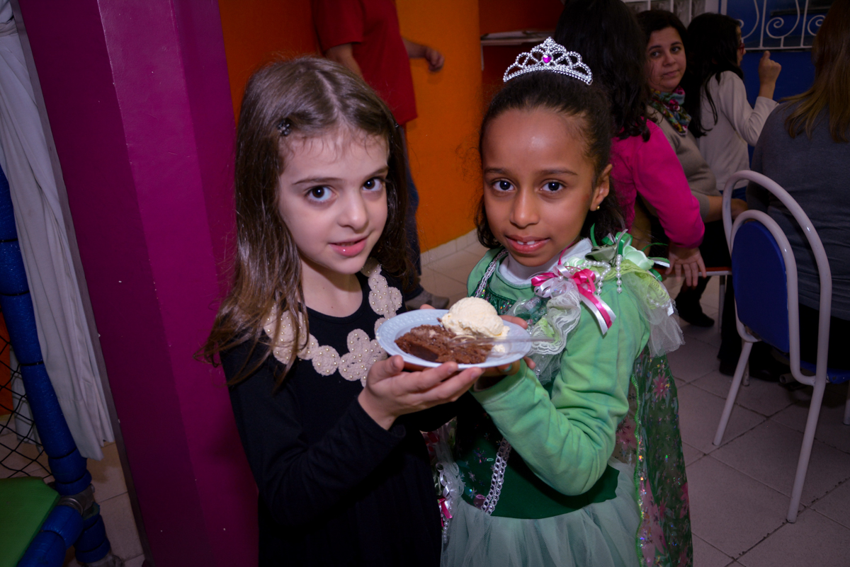 ganhando o primeiro pedaço do bolo da aniversariante no Planeta Buffet, São Paulo