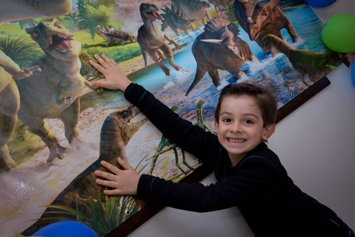 aniversariante na mesa tema dinossauros  no condomínio, São Paulo- SP