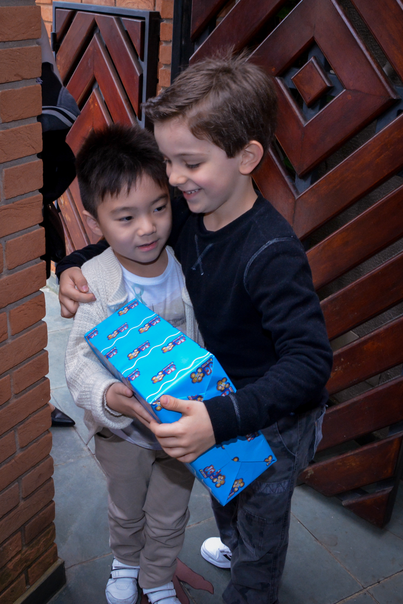 aniversariante recebe os amigos com muita alegria no  no condomínio, São Paulo- SP