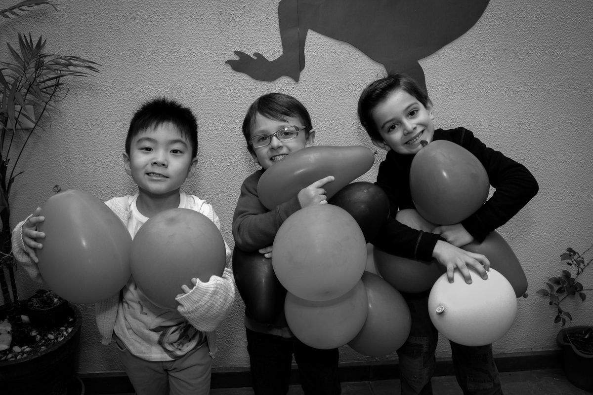 bagunça com os balões de bexiga no  no condomínio, São Paulo- SP