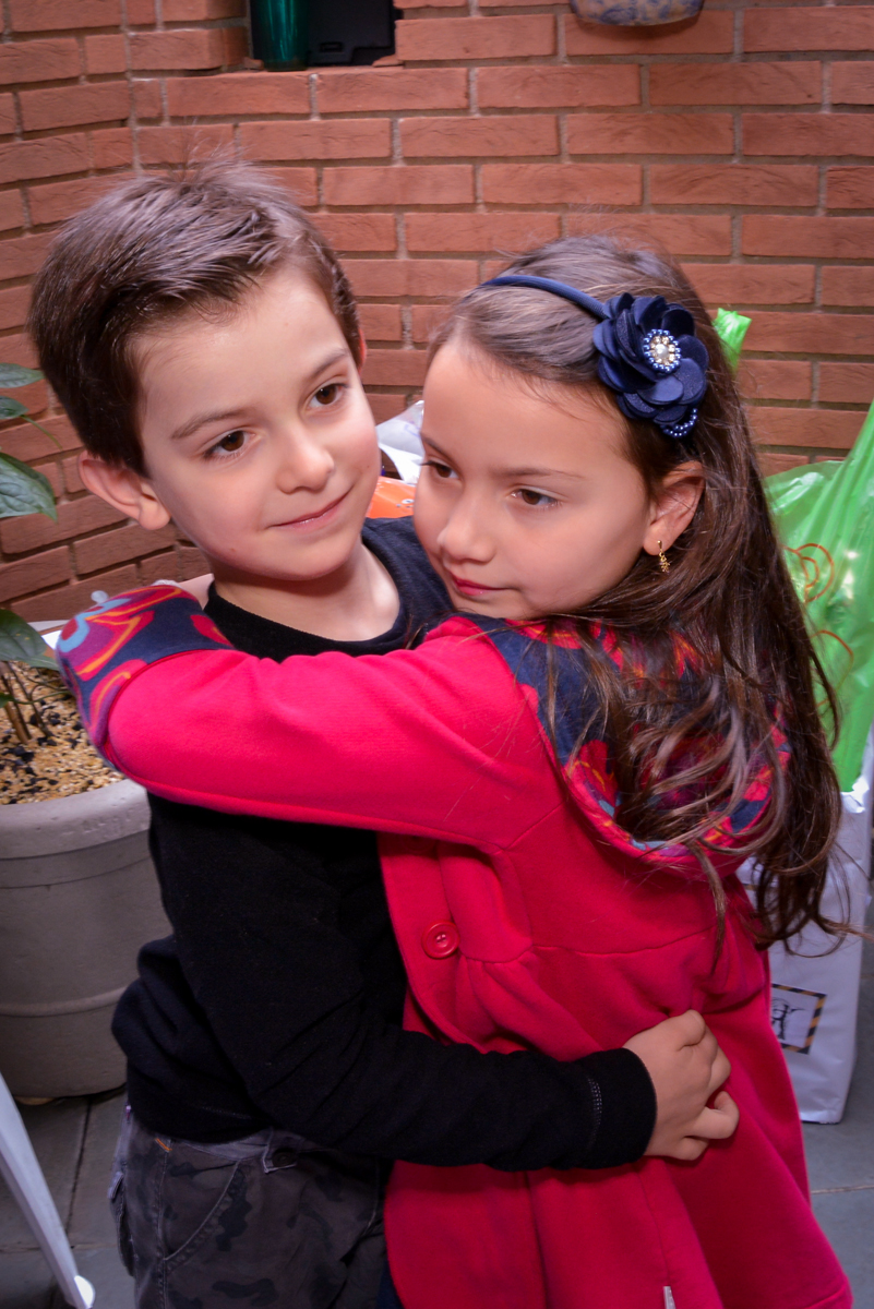 abraço do aniversariante em sua amiguinha no  no condomínio, São Paulo- SP