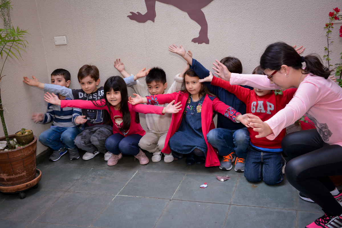 muita alegria das crianças brincando com os monitores no  no condomínio, São Paulo- SP