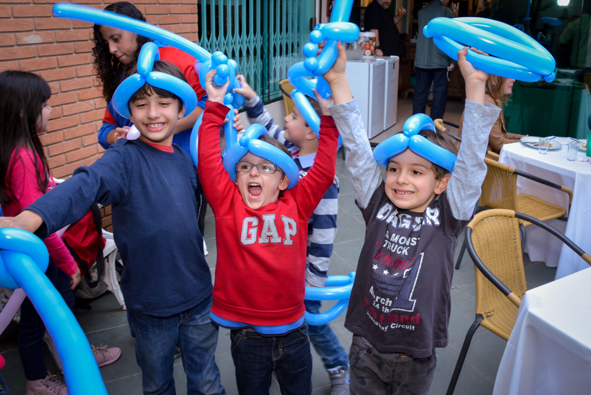 balões de bexiga faz a alegria das crianças no  no condomínio, São Paulo- SP