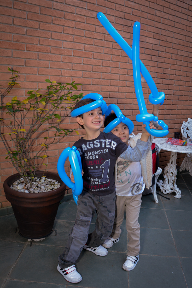 brincando com espada de balão no  no condomínio, São Paulo- SP