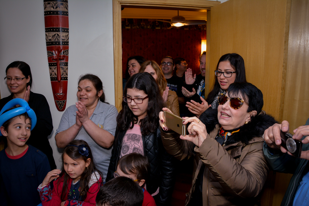 convidados fazendo as fotos no celular do parabéns no  no condomínio, São Paulo- SP