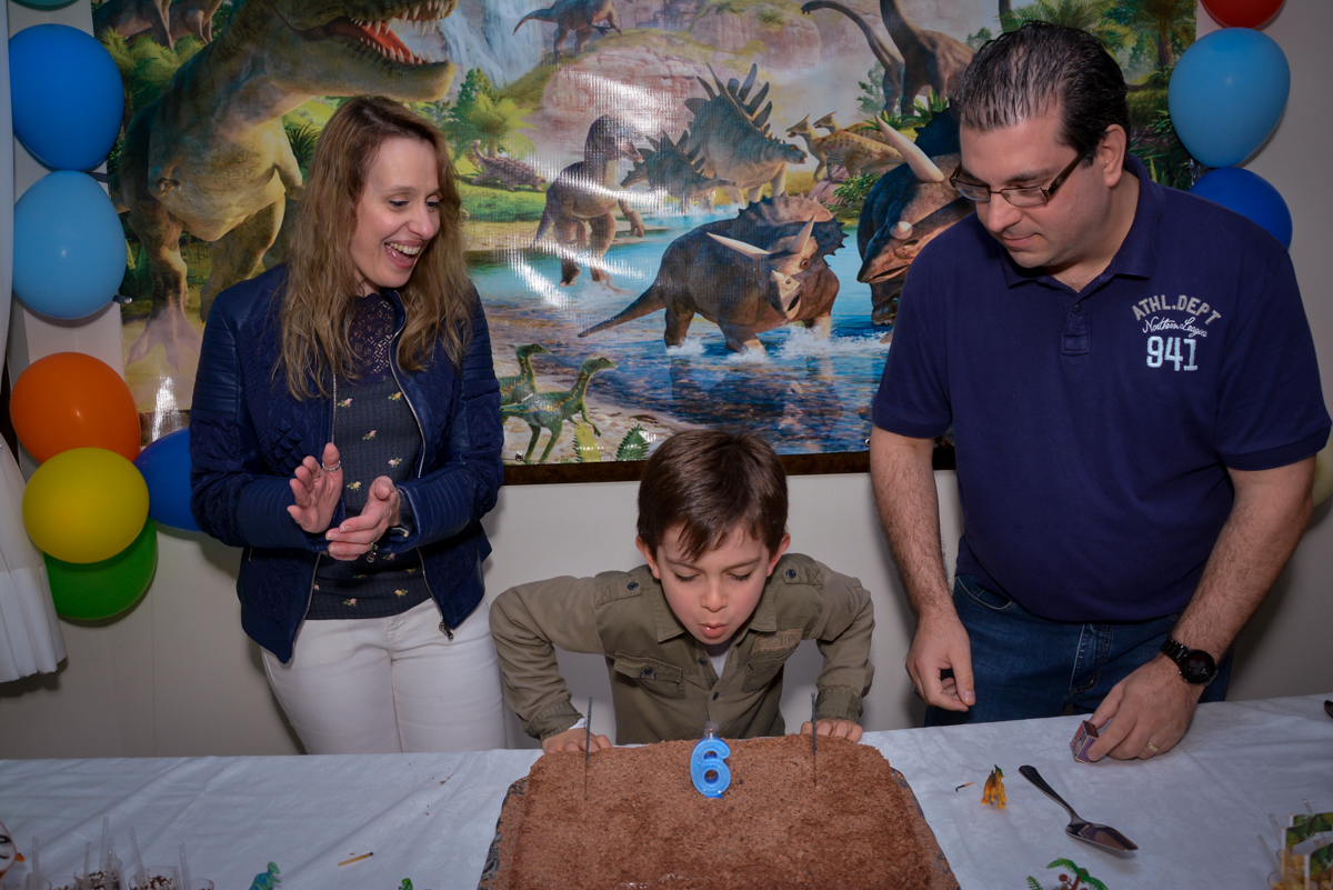 assoprando a velinha do bolo no  no condomínio, São Paulo- SP
