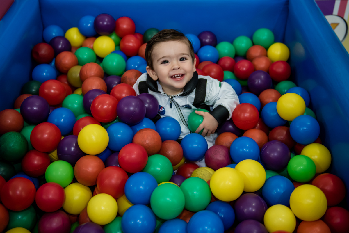 brincadeira divertida na piscina de bolinhas
