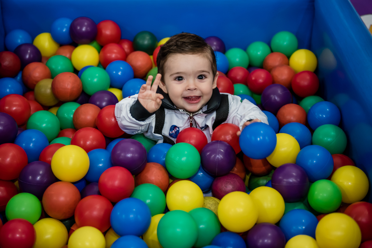 brincando na piscina de bolinhas