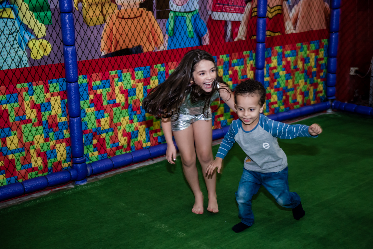 brincando no campo de futebol