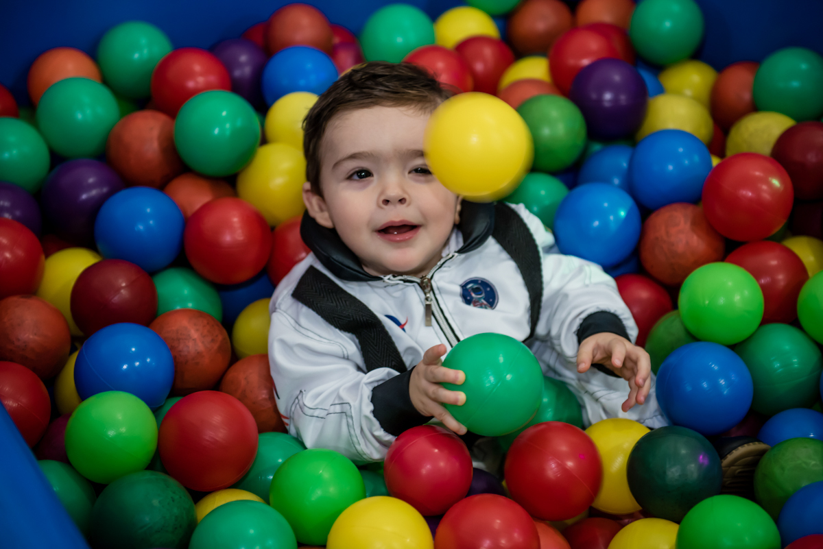 jogando bolinhas coloridas para cima