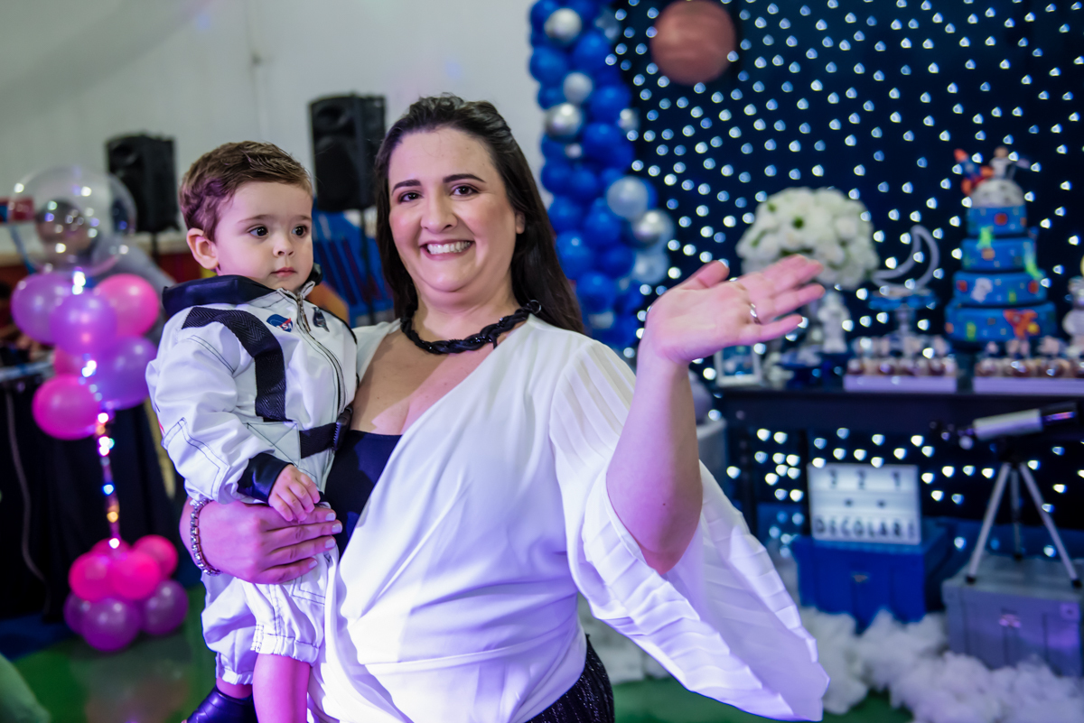 mãe e filho aproveitam a festa