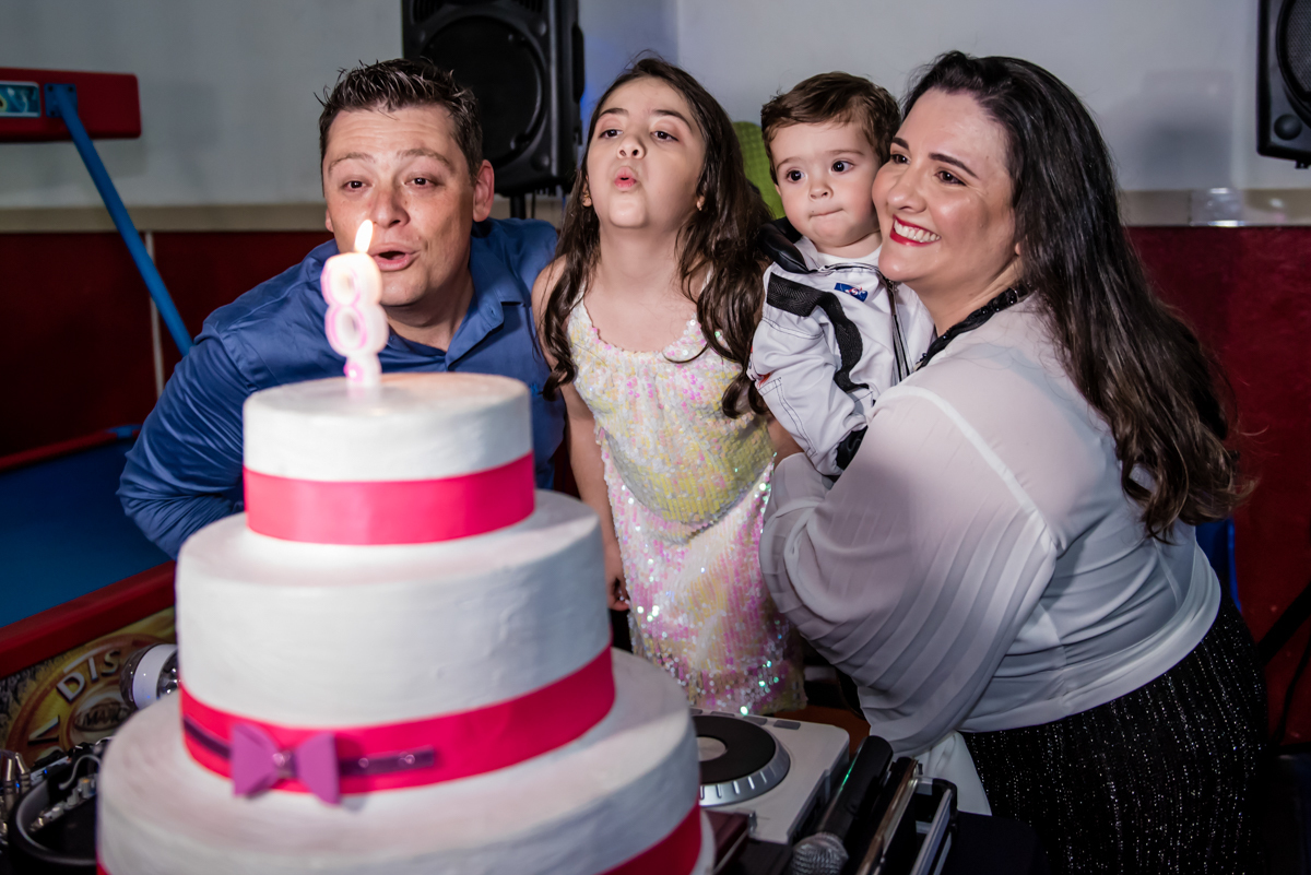 soprando a vela do bolo