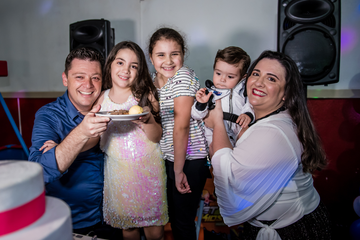 cortando o primeiro pedaço de bolo