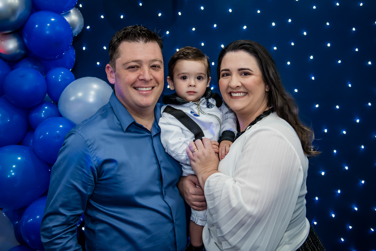 os pais posam para a foto com o aniversariante