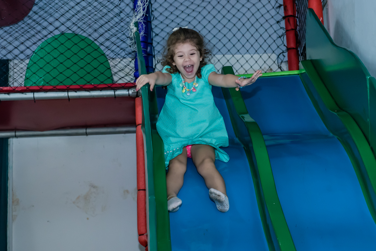 escorregando no tobogã