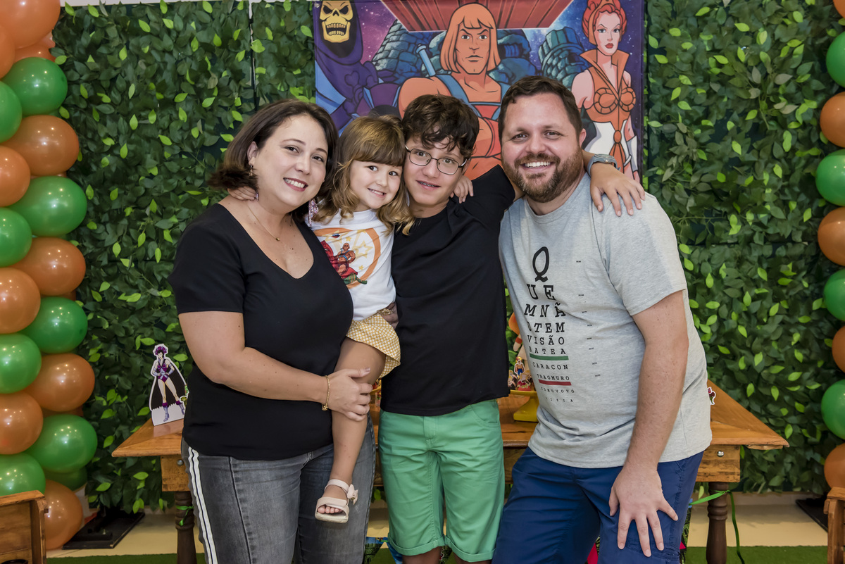 fotografia da família na mesa temática