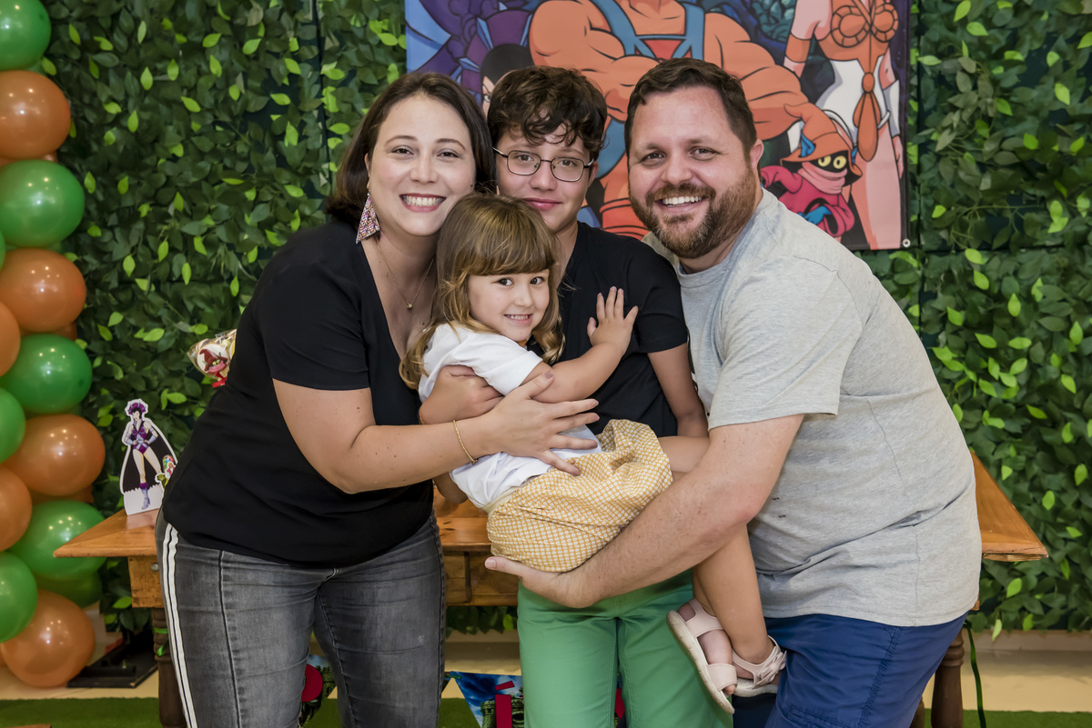carinho da família com a aniversariante