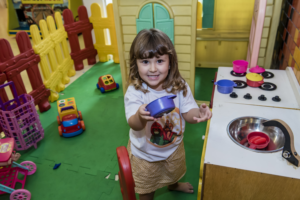 brincando na área baby