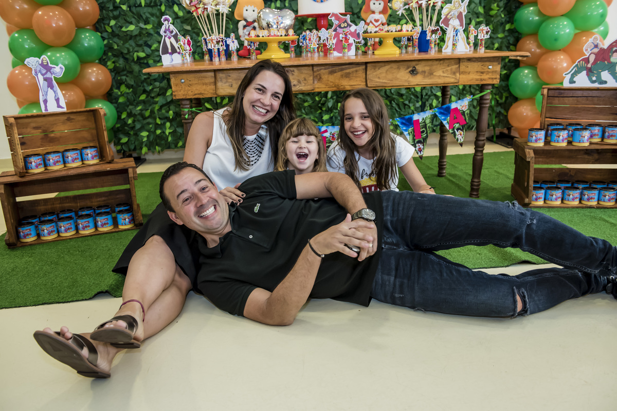 bagunça na mesa com os amigos