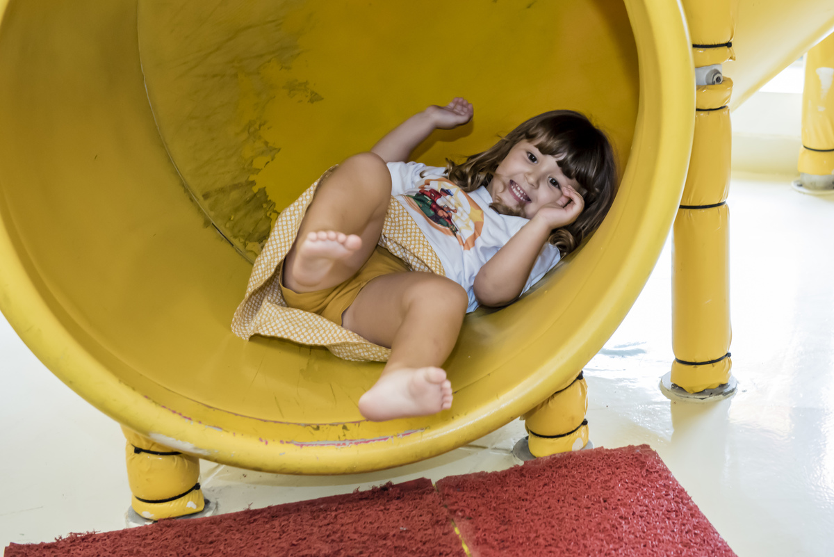 descida divertida no escorregador