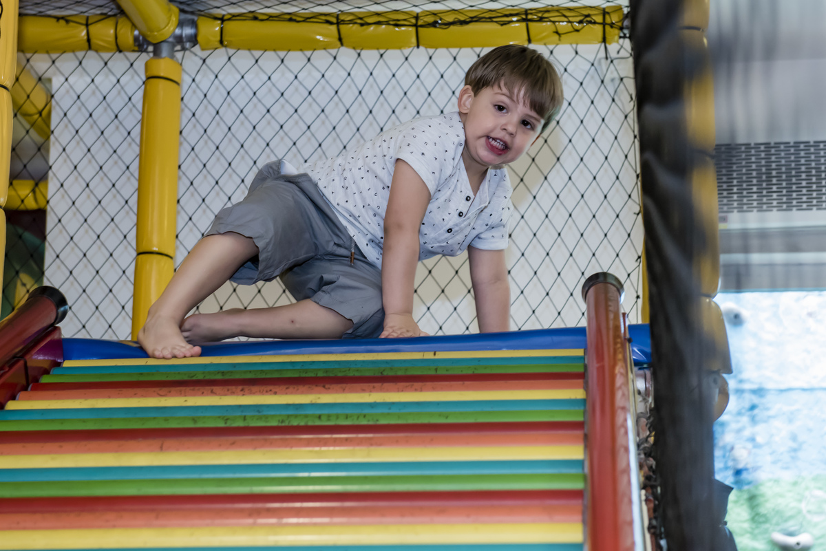 brincando no escorregador