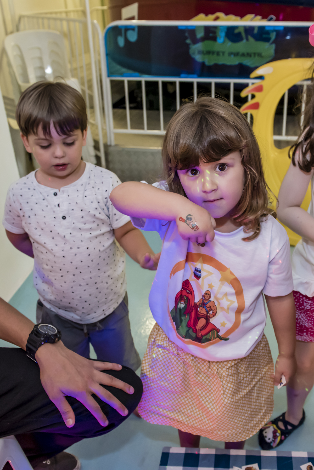 feliz com sua tatuagem