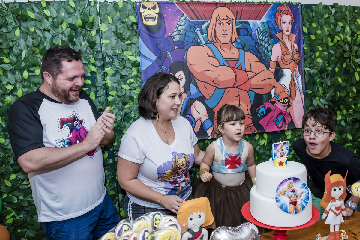 soprando a vela do bolo