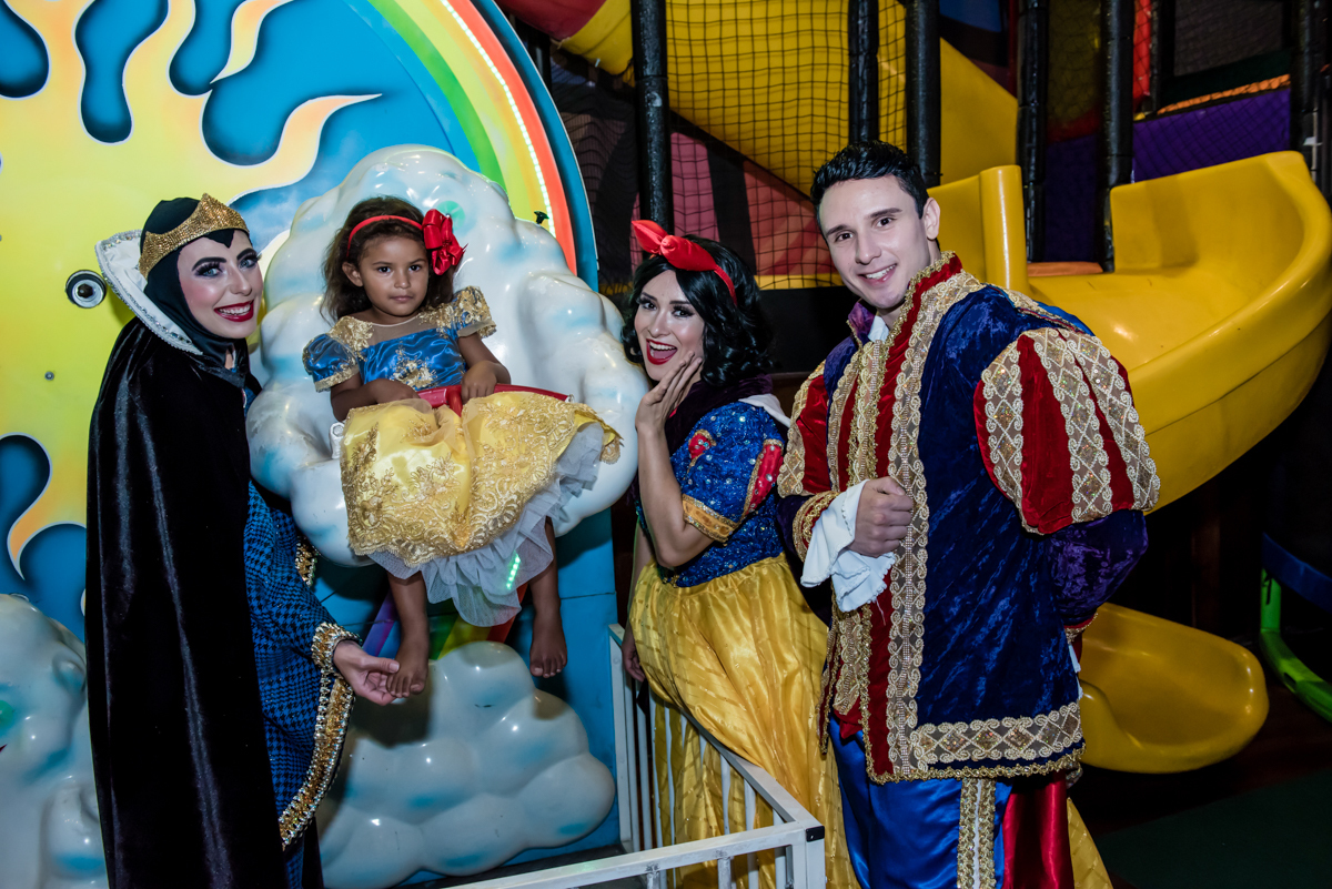 foto com os personagens da história branca de neve e os sete anões