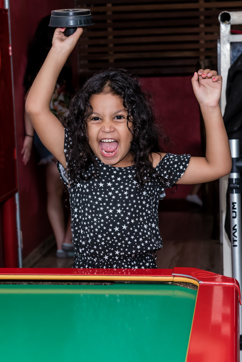 mais gol sendo comemorado