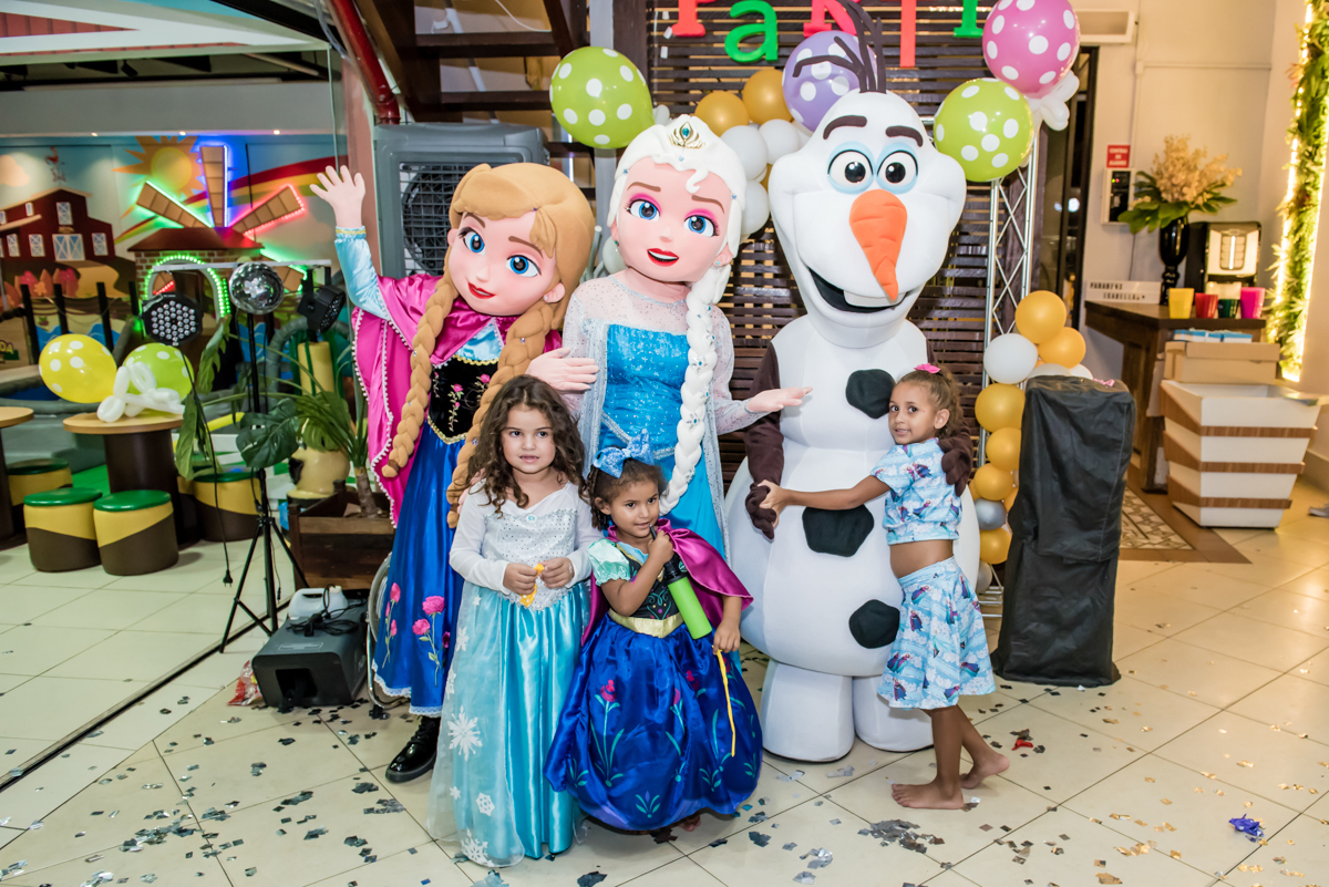 foto de final de festa com os personagens