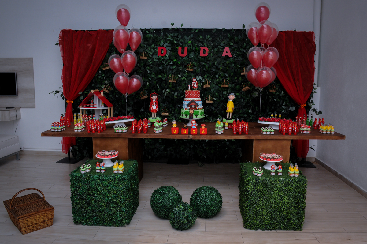 tema da mesa chapeuzinho vermelho no buffet spazio reale, são paulo-sp