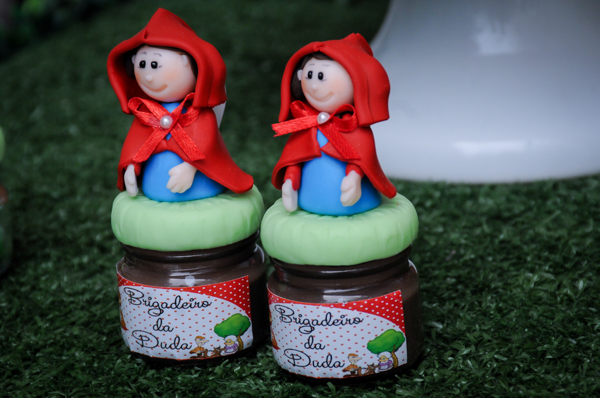 detalhe da mesa chaoeuzinho vermelho no buffet spazio reale, são paulo-sp