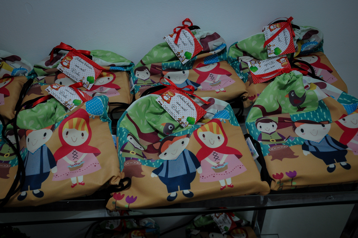 lembrancinha da festa tema chapeuzinho vermelho no buffet spazio reale, são paulo-sp